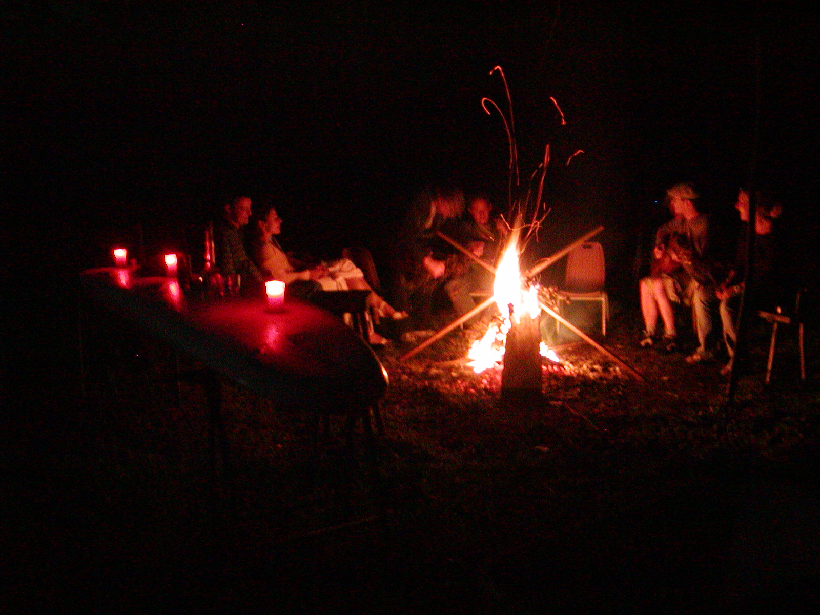 am lagerfeuer im garten...