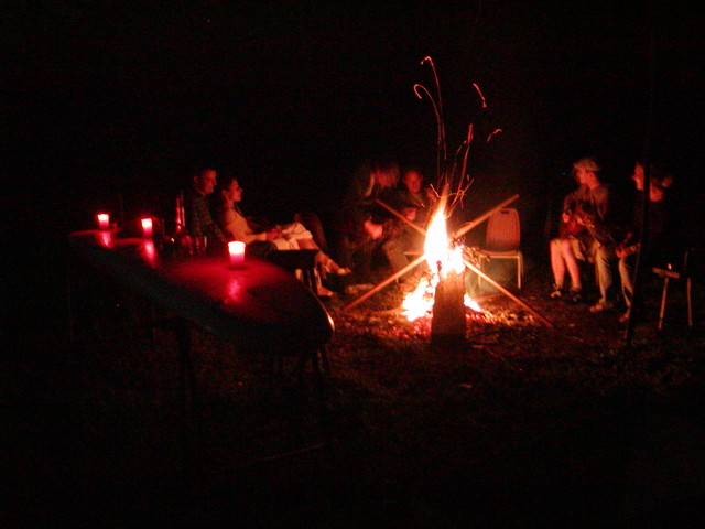 am lagerfeuer im garten...